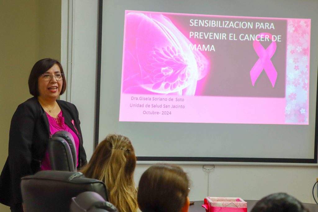 PERSONAL FEMENINO DE FOSOFAMILIA RECIBE CHARLA DE CONCIENTIZACIÓN Y PREVENCIÓN DEL CÁNCER DE MAMA